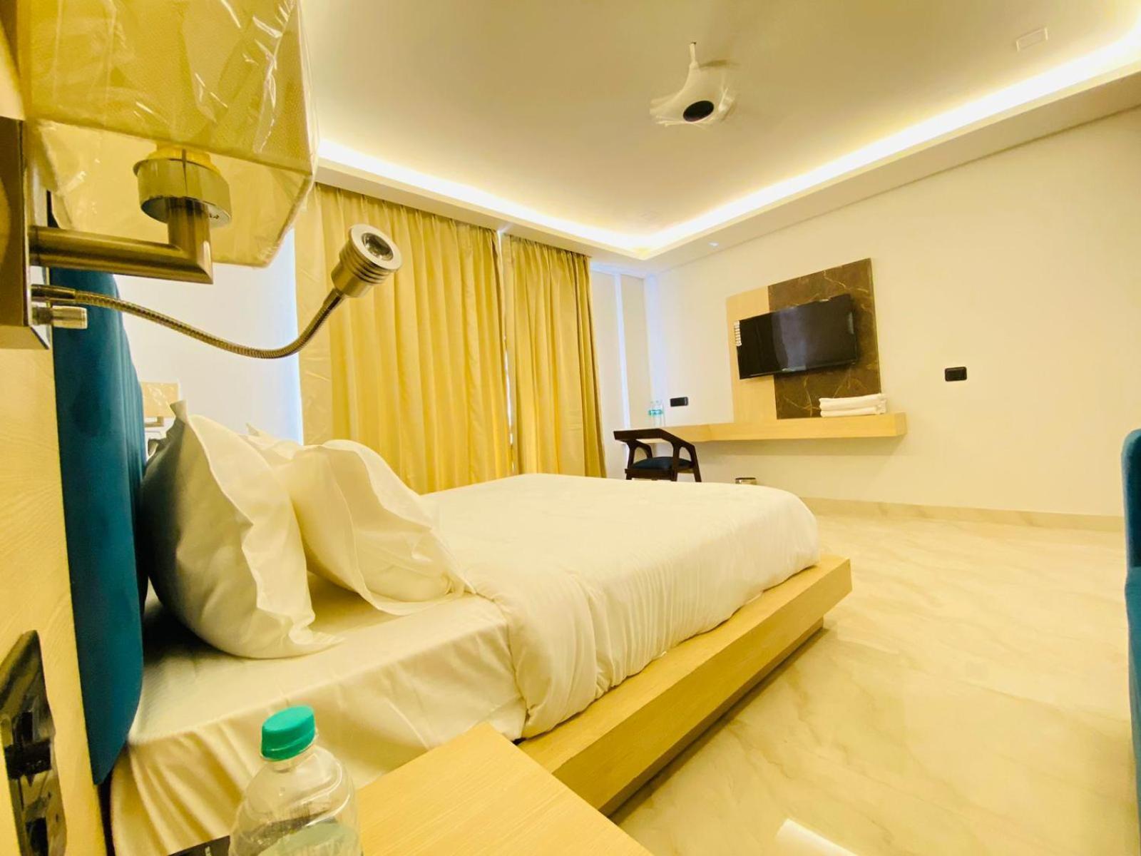 Hotel Holiday Grand Greater Noida Εξωτερικό φωτογραφία